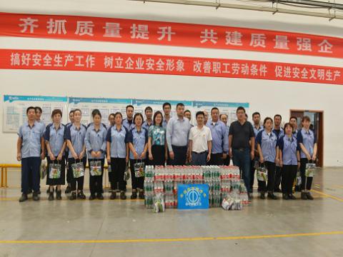 炎炎夏日，，市总工会送清凉，，丝丝关爱暖人心